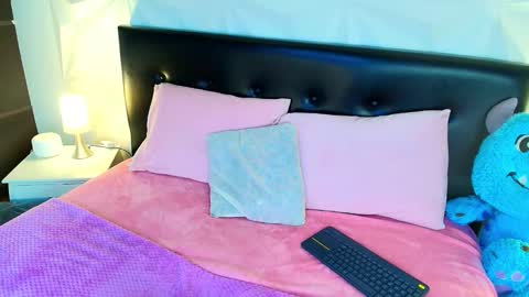 Snapshot of mia_lou_ chatting on 18, 9, 2025 Mia online show from 18, 9, 2025