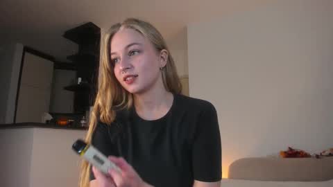 Snapshot of mia_meows chatting on 23, 10, 2025 Mia here Appreciate your support online show from 23, 10, 2025