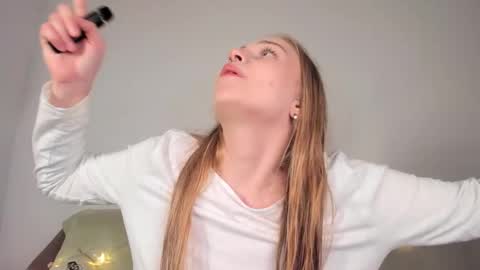 Snapshot of mia_meows chatting on 6, 3, 2026 Mia here Appreciate your support online show from 6, 3, 2026