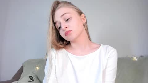 Snapshot of mia_meows chatting on 9, 3, 2026 Mia here Appreciate your support online show from 9, 3, 2026