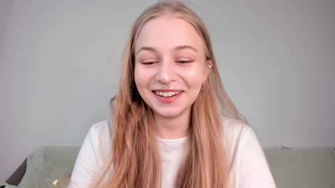 Snapshot of mia_meows chatting on 12, 3, 2026 Mia here Appreciate your support online show from 12, 3, 2026