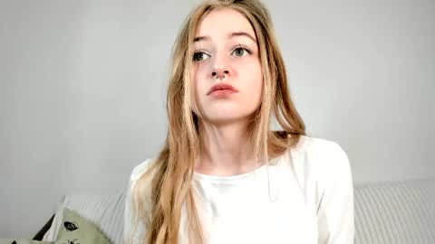 Snapshot of mia_meows chatting on 16, 4, 2026 Mia here Appreciate your support online show from 16, 4, 2026