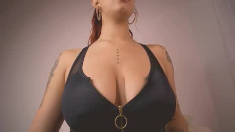 mia independent model online show from 7, 2, 2026