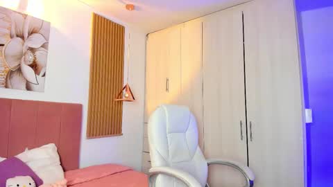 Mia Nevaeh - follow me online show from 19, 10, 2025