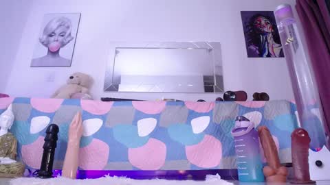 Mia  online show from 8, 1, 2025