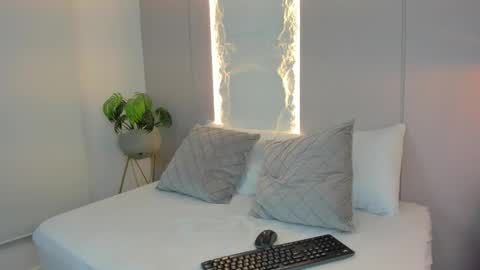 M I A online show from 28, 3, 2026