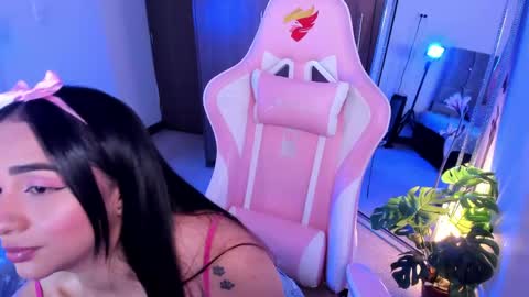 mia  nicolle online show from 5, 5, 2026