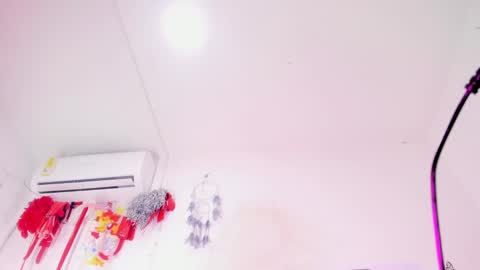 miakirshner_ online show from 20, 1, 2025