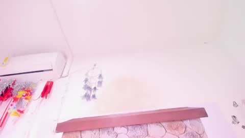 miakirshner_ online show from 28, 1, 2025