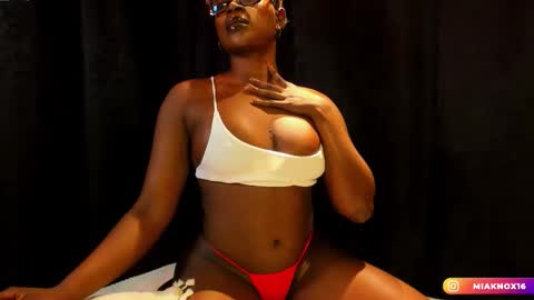 Snapshot of miaknox chatting on 23, 12, 2025 Mia online show from 23, 12, 2025