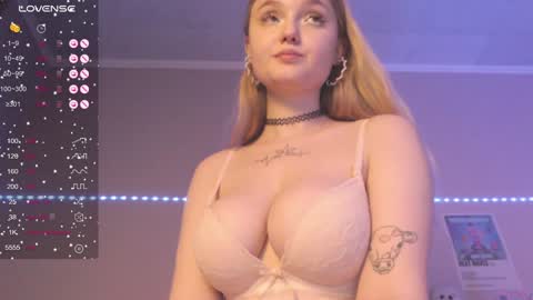 Snapshot of miamiameow chatting on 8, 1, 2025 Mia online show from 8, 1, 2025