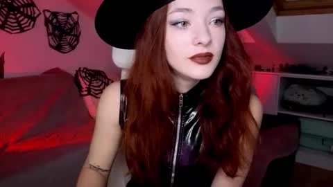 Snapshot of miarouge_me chatting on 27, 10, 2025 Mia online show from 27, 10, 2025