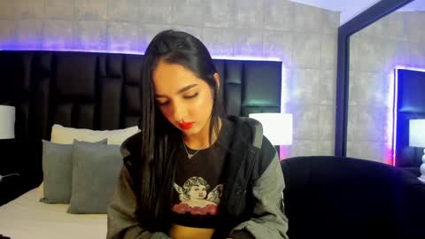 Mia Sweetth online show from 3, 2, 2025