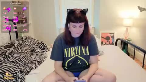 Snapshot of miawallace__ chatting on 28, 10, 2025 Mia  online show from 28, 10, 2025