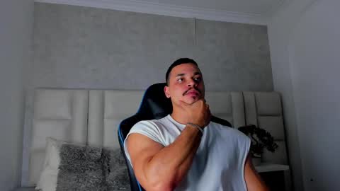 Snapshot of michael_reinolds chatting on 4, 10, 2025 Michael online show from 4, 10, 2025