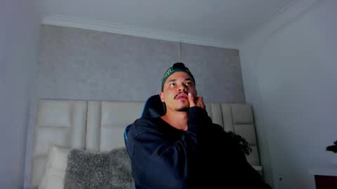 Snapshot of michael_reinolds chatting on 5, 10, 2025 Michael online show from 5, 10, 2025