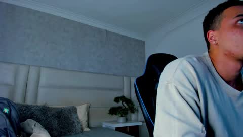 Snapshot of michael_reinolds chatting on 23, 10, 2025 Michael online show from 23, 10, 2025