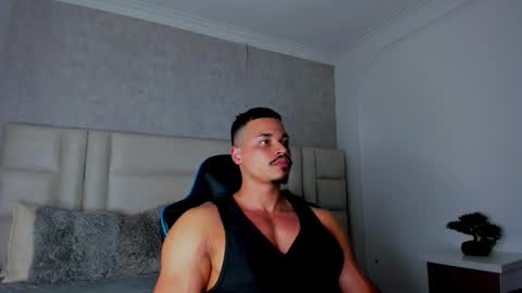 Snapshot of michael_reinolds chatting on 28, 10, 2025 Michael online show from 28, 10, 2025