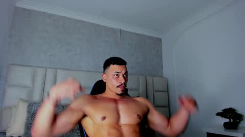 Snapshot of michael_reinolds chatting on 5, 11, 2025 Michael online show from 5, 11, 2025