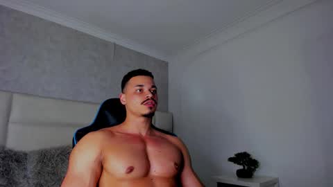 Snapshot of michael_reinolds chatting on 8, 11, 2025 Michael online show from 8, 11, 2025