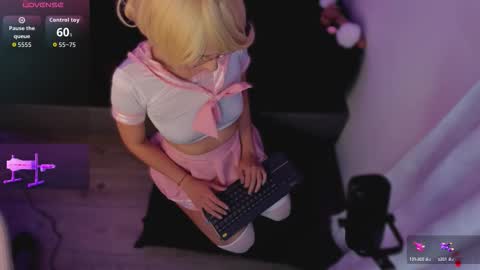 Snapshot of michelle_cutee_ chatting on 12, 10, 2025 michelle_cutee_ online show from 12, 10, 2025