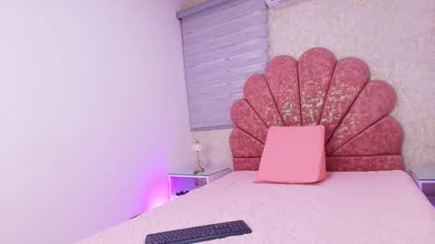 Mia  online show from 12, 11, 2025