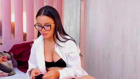 Mia  online show from 26, 9, 2025