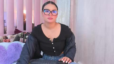 Mia  online show from 16, 10, 2025