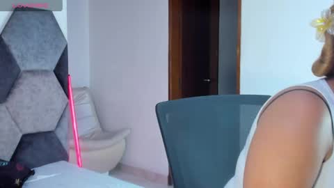 Snapshot of mikaelastonne chatting on 25, 5, 2026 Mikaela blondie bigass online show from 25, 5, 2026