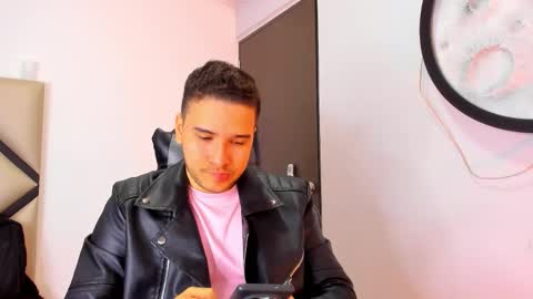 Snapshot of mike_256 chatting on 8, 11, 2025 Mike online show from 8, 11, 2025