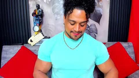 Snapshot of mike_estevess chatting on 18, 12, 2025 online show from 18, 12, 2025