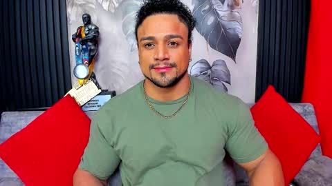 Snapshot of mike_estevess chatting on 22, 12, 2025 online show from 22, 12, 2025