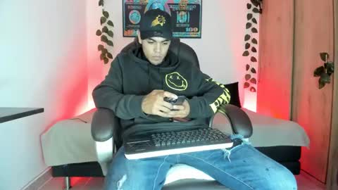 mikee_scooth online show from 3, 3, 2025
