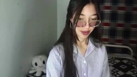 Snapshot of mikhaela_ chatting on 28, 10, 2025 Mikhaela online show from 28, 10, 2025