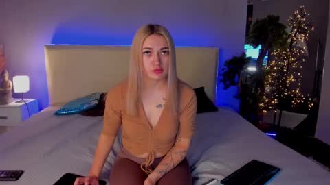 Snapshot of mikkishows chatting on 17, 2, 2025 MikkiShows online show from 17, 2, 2025