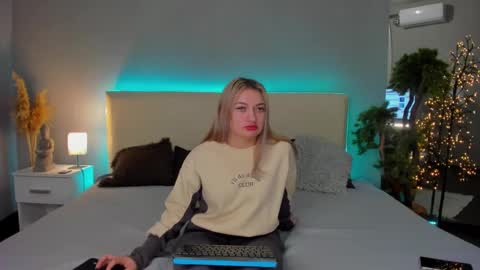 Snapshot of mikkishows chatting on 28, 2, 2025 MikkiShows online show from 28, 2, 2025