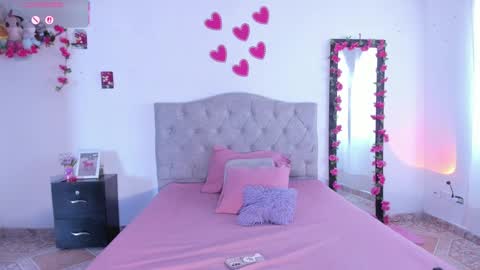 Snapshot of mila_1wood chatting on 19, 9, 2025 mila_1wood online show from 19, 9, 2025