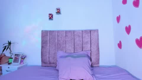 Snapshot of mila_1wood chatting on 7, 10, 2025 mila_1wood online show from 7, 10, 2025