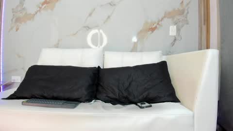 Snapshot of milaa_petite chatting on 18, 1, 2025 online show from 18, 1, 2025