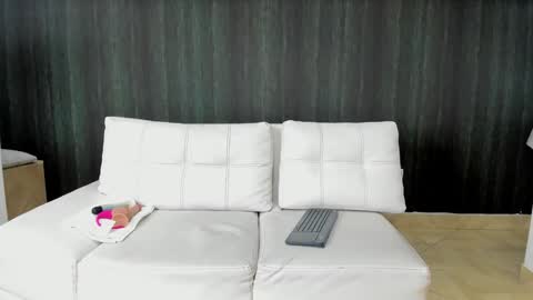 Snapshot of milaa_petite chatting on 21, 1, 2025 online show from 21, 1, 2025