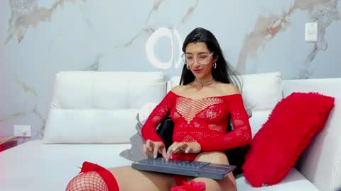 Snapshot of milaa_petite chatting on 5, 2, 2025 online show from 5, 2, 2025