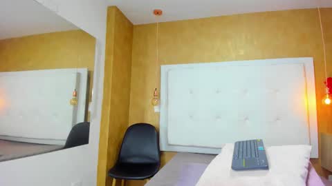 Snapshot of milaa_petite chatting on 18, 11, 2025 online show from 18, 11, 2025