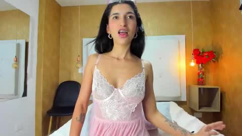 Snapshot of milaa_petite chatting on 26, 11, 2025 online show from 26, 11, 2025