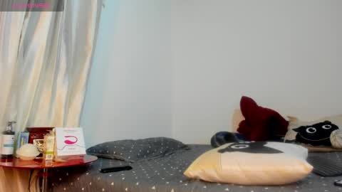 Snapshot of milan_roux chatting on 2, 4, 2026 Milane online show from 2, 4, 2026