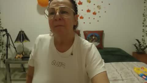 Snapshot of milchanell chatting on 10, 11, 2025 milchanell online show from 10, 11, 2025