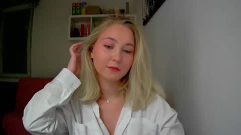 Snapshot of milena391630 chatting on 23, 9, 2025 Milena new nonude shy blonde natural online show from 23, 9, 2025