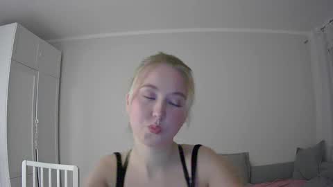 Snapshot of milena391630 chatting on 4, 11, 2025 Milena new nonude shy blonde natural online show from 4, 11, 2025