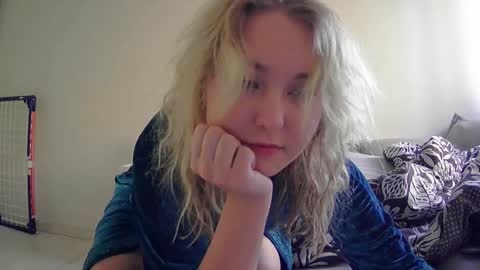 Snapshot of milena391630 chatting on 7, 11, 2025 Milena new nonude shy blonde natural online show from 7, 11, 2025