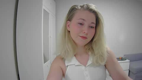 Snapshot of milena391630 chatting on 21, 11, 2025 Milena new nonude shy blonde natural online show from 21, 11, 2025