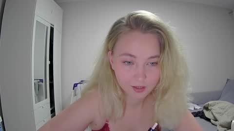 Snapshot of milena391630 chatting on 27, 11, 2025 Milena new nonude shy blonde natural online show from 27, 11, 2025